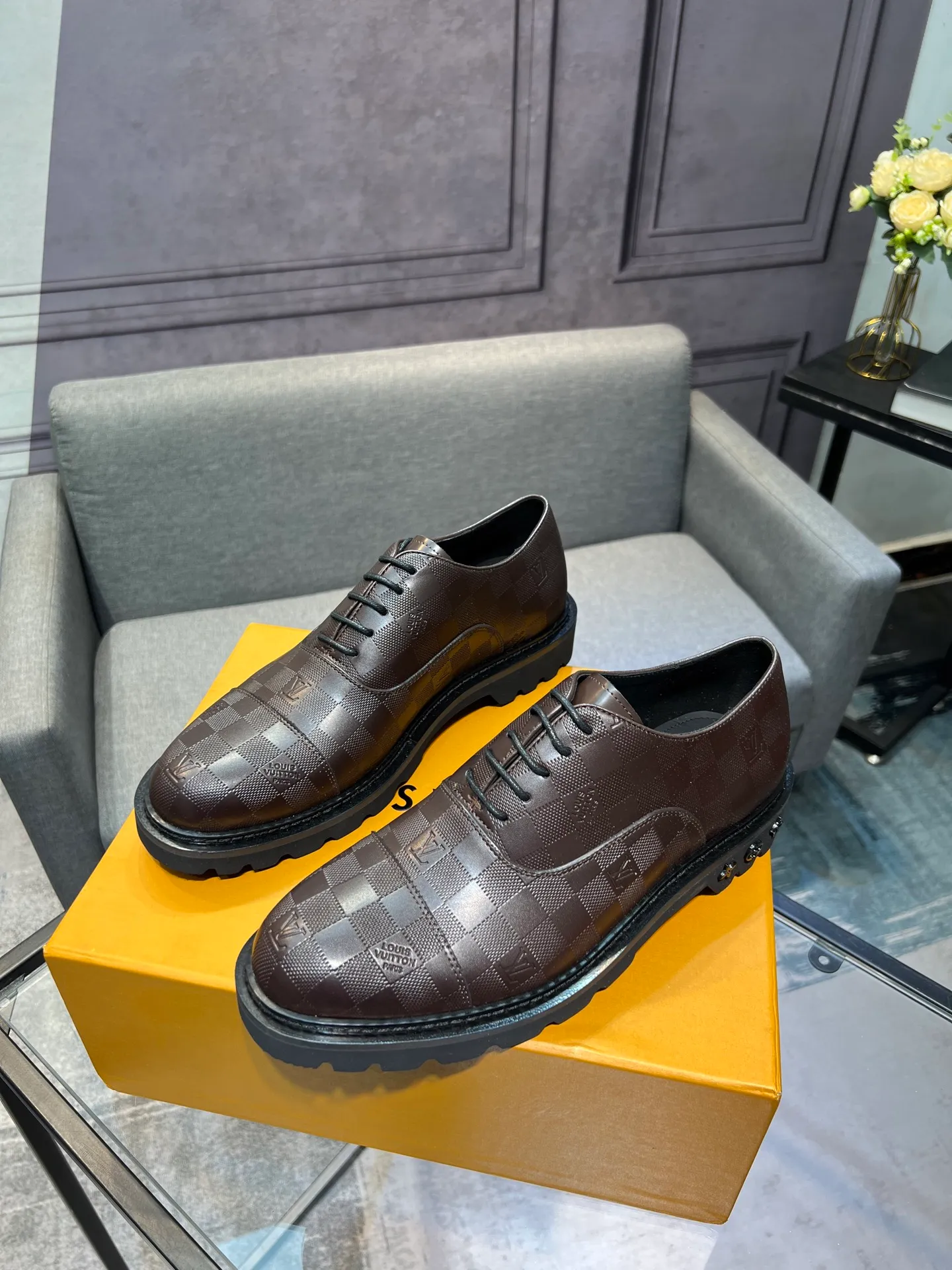 Men's shoes 💰820 [LV] - High-end quality - Upper: 🔝 tumbled cowhide, Nappa cowhide, brand logo sewn on shoe body - Lining: cowhide, foot pads; water-dyed cowhide - Outsole: TPR·rubber foam; two-color molded outsole -Super high quality control·Fine workmanship: highlighted (high-end·luxury·grade) -Size: 39-44 (38 45 can be customized)